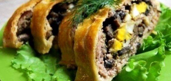 Мясной рулет с грибами и сыром в слоеном тесте