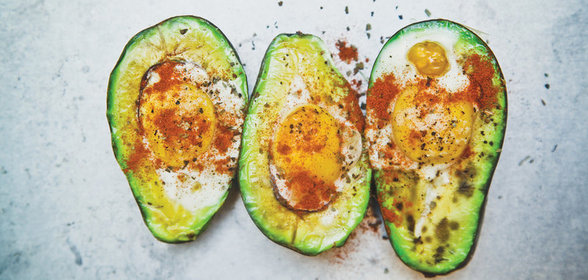 Блюдо в блюде: яйцо в авокадо