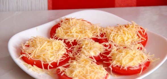 Помидоры с сыром и чесноком