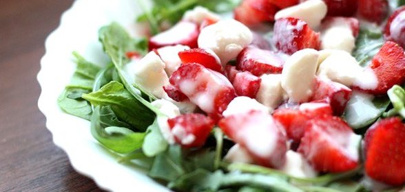 Нежный салат с клубникой и шпинатом