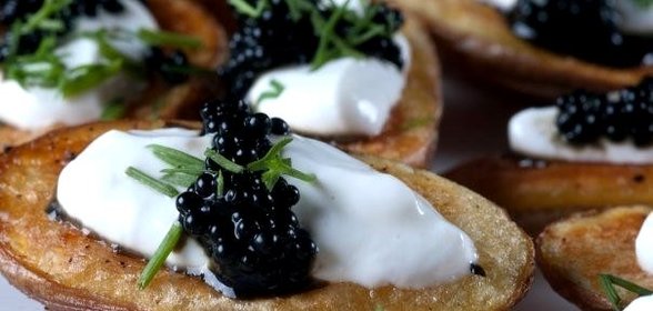 Запеченный картофель со сметаной и икрой