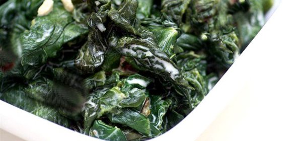 Шпинат по‑итальянски с чесноком и лимонным соком