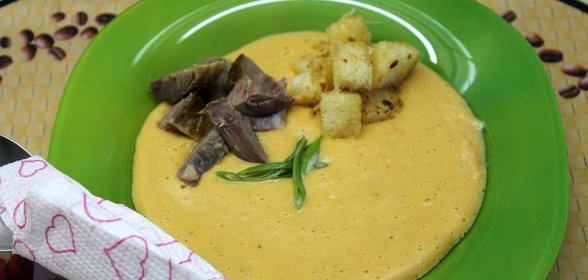 Суп - пюре из гороха с гренками и копченостями