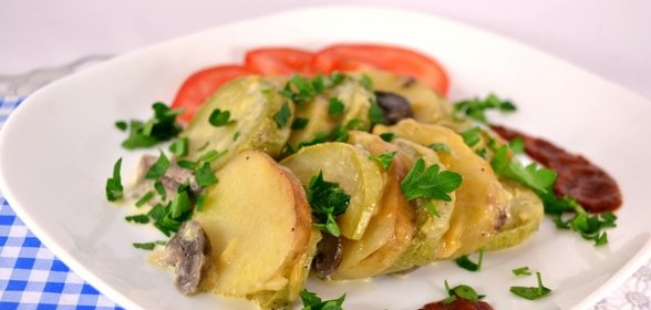 Молодой картофель запеченный с кабачками и шампиньонами