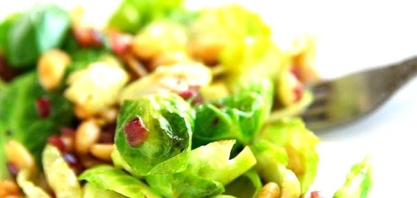 Брюссельская капуста с кедровыми орешками