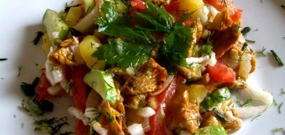 Салат с лисичками и картофелем