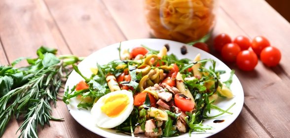 Холодный салат с макаронами и курицей