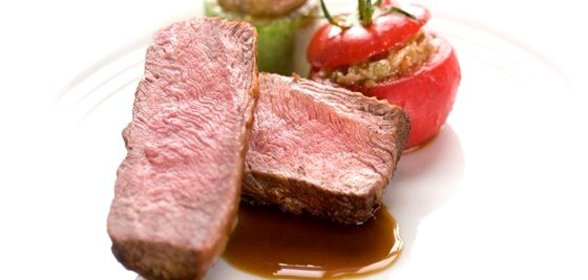 Запеченное филе альпийского ягненка с помидорами и молодыми кабачками, фаршированными баклажанами