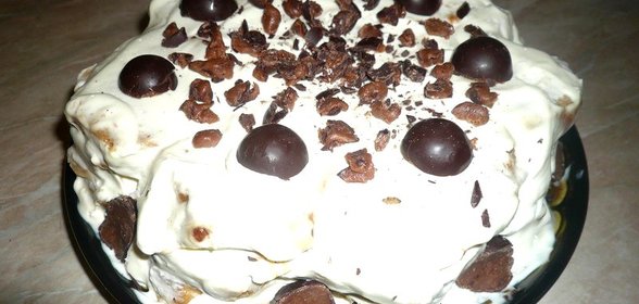 Тортик без выпечки с фруктами и сметанным кремом