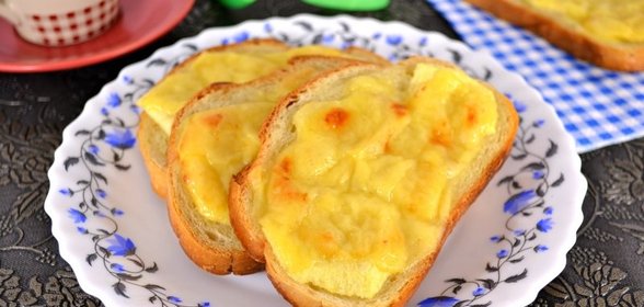 Гренки с яблоком и сыром