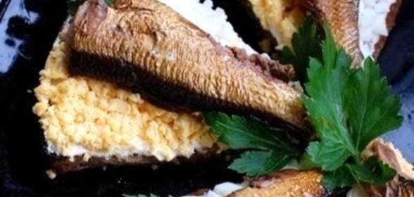 Чесночные гренки с яйцом и шпротами