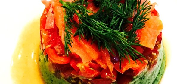 Тимбал из авокадо с копченым лососем