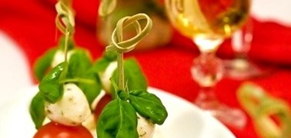 Канапе с моцареллой к шампанскому