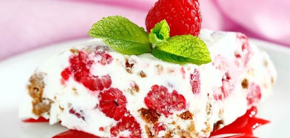 Семифредо из рикотты с малиной и миндальным печеньем