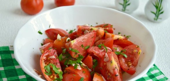 Быстрые маринованные помидоры с чесноком