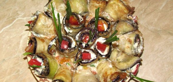 Рулетики из баклажанов с брынзой и помидорами