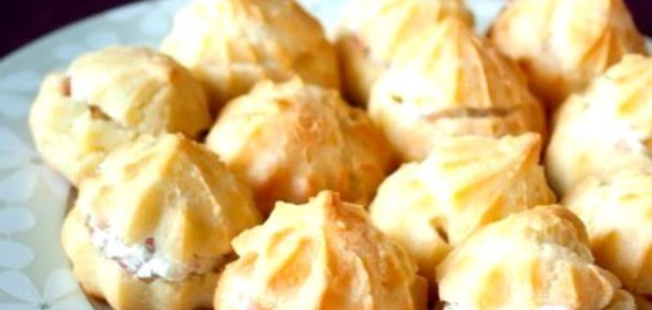 Профитроли со сливочным сыром и лососем