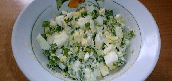 Салат Ромашка яйцо с зеленым луком