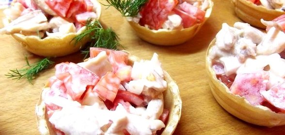 Тарталетки с курицей и помидорами
