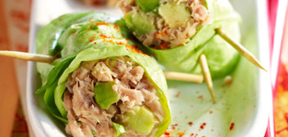 Рулетики из салата латук с тунцом и авокадо