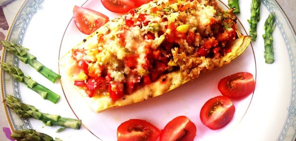 Вегетарианский кабачок, фаршированный сезонными овощами и пармезаном