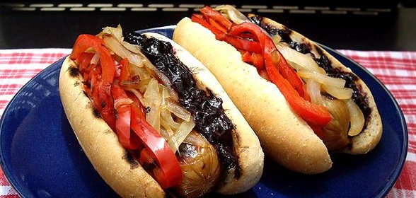 Хот-дог с кетчупом