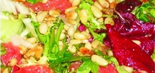 Салат с грейпфрутом и кедровыми орешками