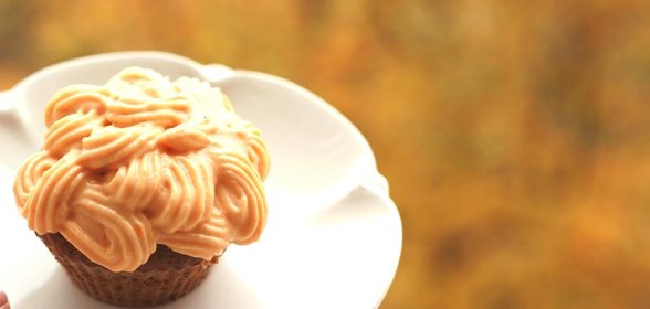 Цельнозерновые капкейки с пряным тыквенным кремом