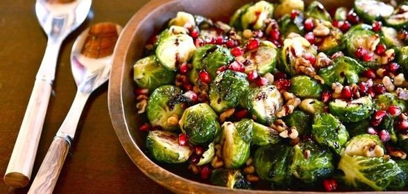 Салат с брюссельской капустой, бататом и зернами граната