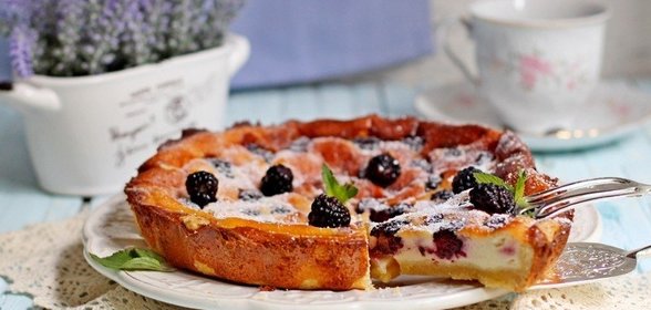 Тарт с ежевикой и сметанной заливкой
