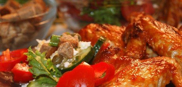Крестьянский салат и куриные крылышки