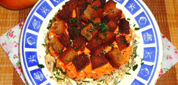 Салат с гусиной печенью и сухариками