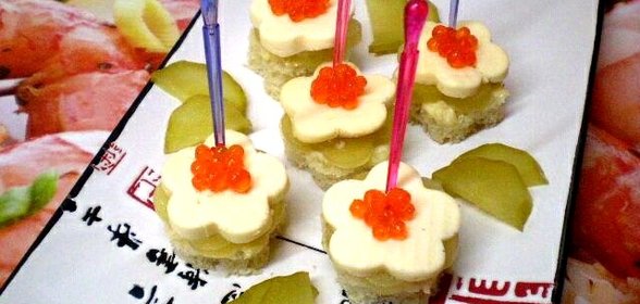 Мини бутербродики с копченым сыром