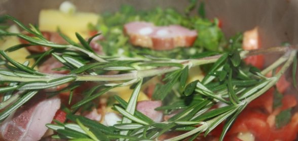 Рагу с копченостями и розмарином в мультиварке