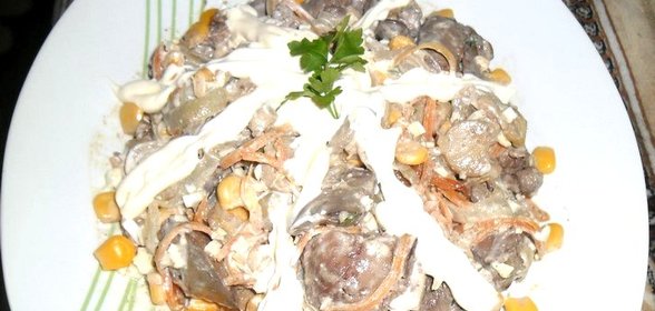 Салат с куриной печенью и кукурузой