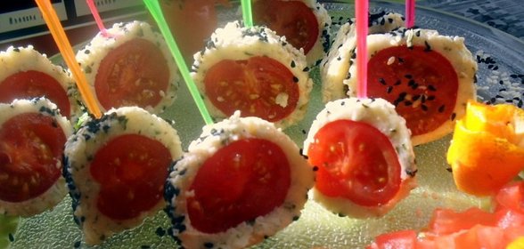 Закуска из помидор черри и брынзы