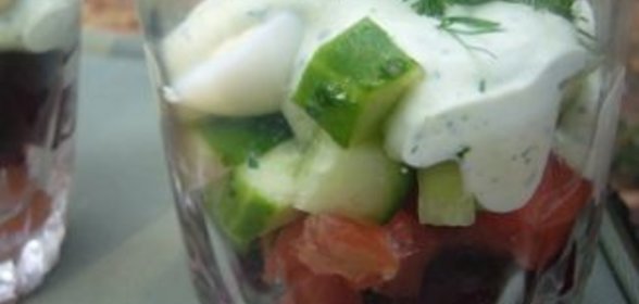 Салат-веррин с семгой, свеклой и йогуртовым соусом