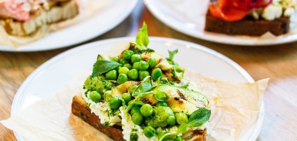 Брускетта с домашним сыром и хумусом