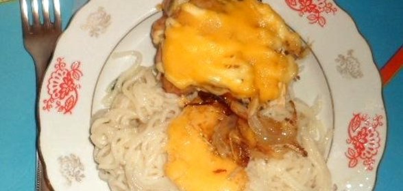 Куриные окорочка запеченные под майонезом и сыром