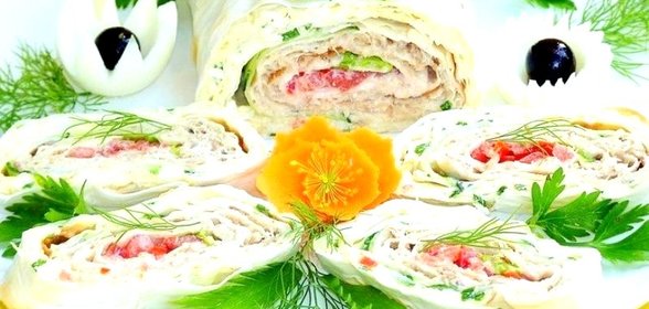 Рулет с горбушей и помидорами