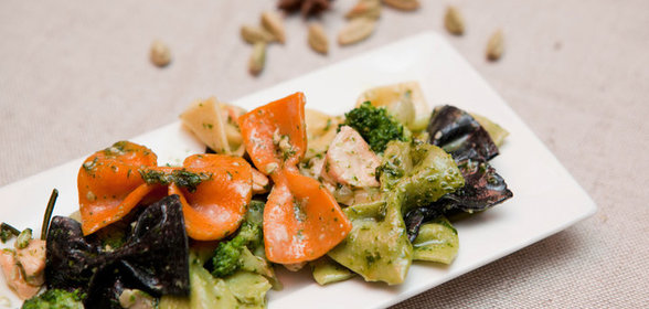 Цветные фарфалле с семгой