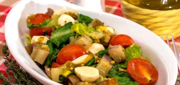 Салат с баклажанами, помидорами и моцареллой