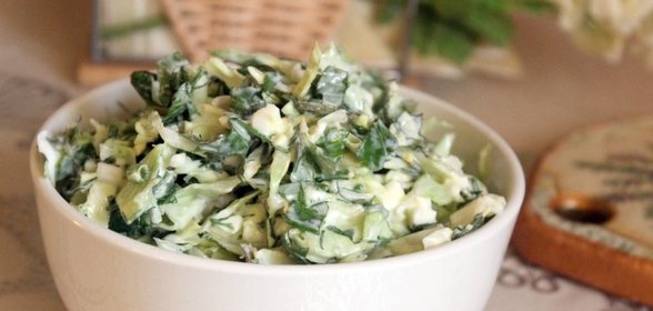 Салат из молодой капусты со снытью и яйцом