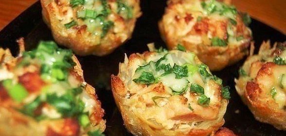 Тарталетки из картофеля с куриным филе под чесночно-сырным соусом