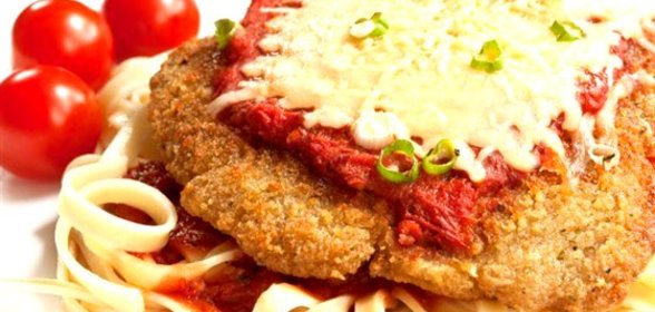 Телятина под сыром с томатным соусом, анчоусами и каперсами