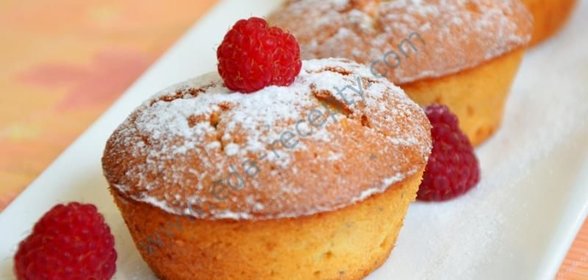 Кексы с малиной и фундуком