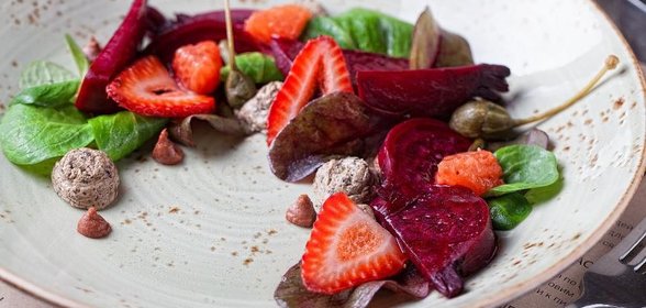 Салат с молодой свеклой, трюфельным сыром и заправкой из яблочного сидра