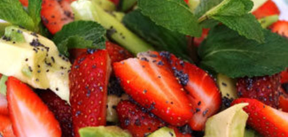 Салат из клубники, авокадо, огурца