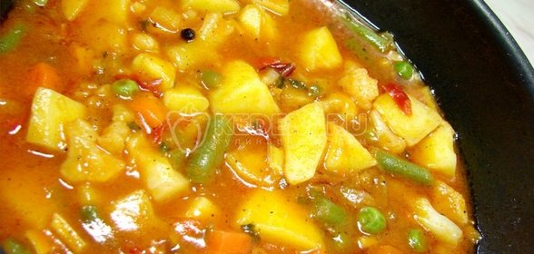 Помидоры с огурцами и яблоками
