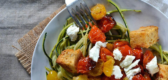 Спагетти из цукини с помидорами и сыром фета